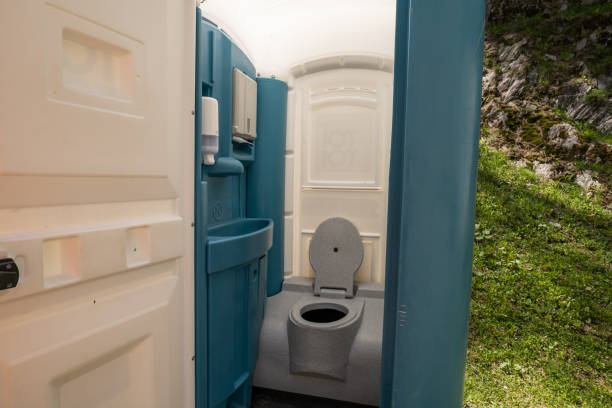 Best Porta potty rental near me  in Struthers, OH